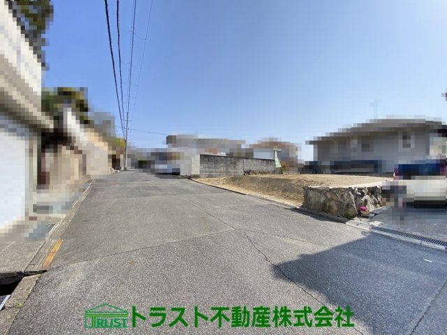 朝霧山手町売土地の前面道路含む現地写真