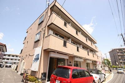 【外観】 | プラムガーデン戸田公園 | 戸田中央病院通りに面する物件です。1階は美容室様とカメラ屋様が営業しています。前面に棟がないので明るく引き立つ物件です。