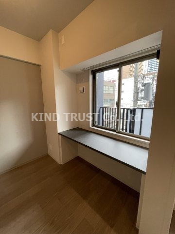 アーバネックス大阪天満橋の内装|窓辺のワークスペースです