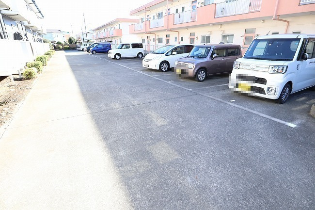 ファミールiの駐車場