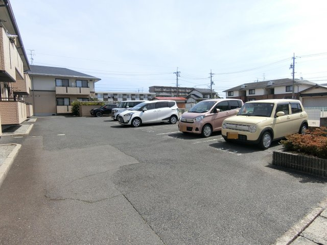 ラルカンシェルB棟の駐車場