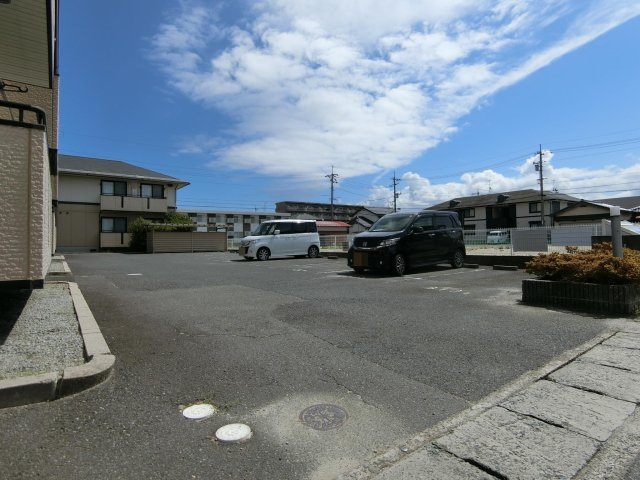 ラルカンシェルB棟の駐車場