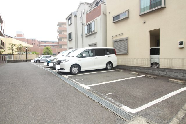 シャルマン向ケ丘の駐車場