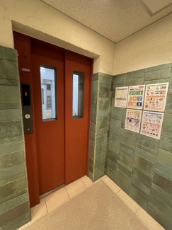 【その他共用部分】 | 4階までエレベーターでラクラク上がれます♪疲れた時や荷物の多いときにもエレベーターは嬉しい★