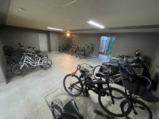【その他共用部分】 | 屋内の駐輪場で雨が降っても大切な自転車が濡れなくてすみますね♪自転車はちょっとした移動手段に便利ですよね！