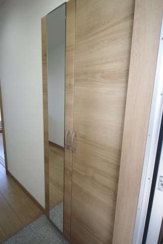 【玄関】 | Ｍｉｎｙｌ（ミニール）轟 | 姿見鏡付きの下駄箱
