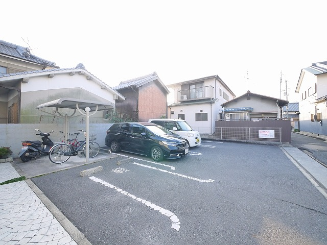 アルドゥル大和郡山のキッチン|駐車場です