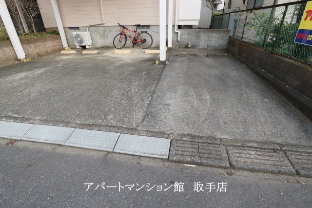 フラワーハイツの駐車場
