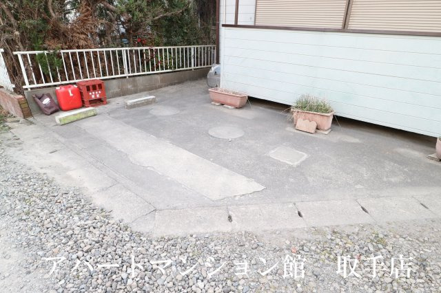 ハッピーハウスクサカⅢの駐車場