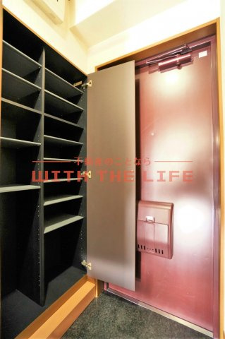 コンフォールⅡ【キャッシュバック対象物件】の玄関|収納もある玄関です