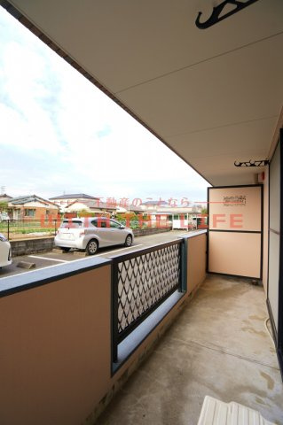 コンフォールⅡ【キャッシュバック対象物件】のバルコニー|外からの目が気にならないバルコニーで洗濯物が干せます