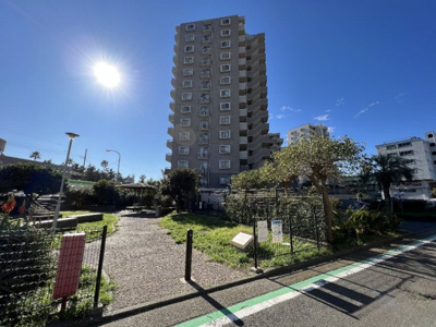 【外観】 | ライオンズガーデン湘南緑が浜　海見えの角部屋です。 | 隣接する公園から
