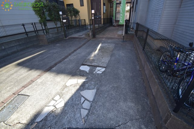 西区指扇　中古一戸建ての前面道路含む現地写真