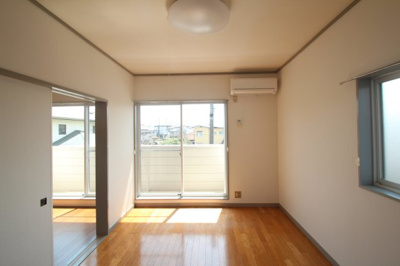 【居間・リビング】 | グリーンハイツ | こちらのリビングで趣味の時間をお楽しみください