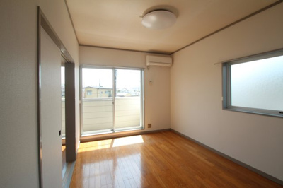 【居間・リビング】 | グリーンハイツ | こちらのリビングで趣味の時間をお楽しみください