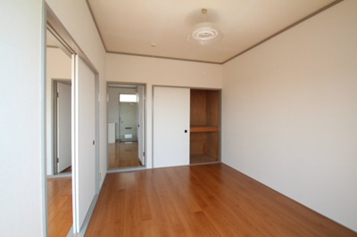 【寝室】 | グリーンハイツ | 広くて明るい寝室