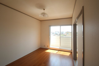 【寝室】 | グリーンハイツ | 広くて明るい寝室