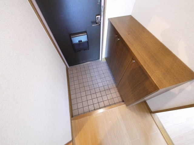 エトワール生駒の玄関|収納もある玄関です