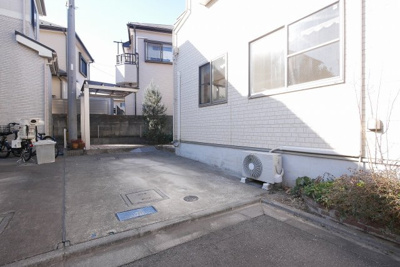 【駐車場】 | 西東京市向台町　中古戸建 | 車好きのパパにはうれしい広さのカースペース、休日には自慢の愛車を思う存分メンテナンス。