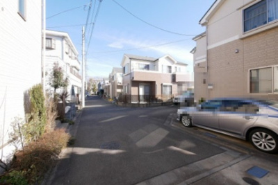 【前面道路含む現地写真】 | 西東京市向台町　中古戸建 | 前面道路は閑静な住宅地の通りとなるため、車通りは多くありません。 安心して車庫入れ可能。