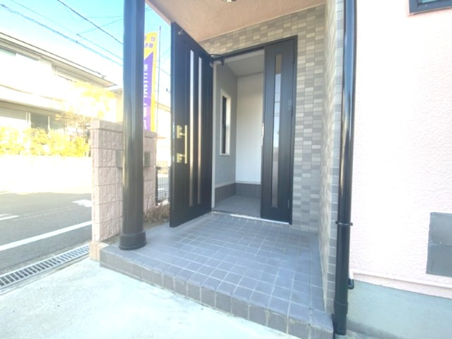 交野市幾野１丁目　戸建てのエントランス|■親子扉の玄関でベビーカーも楽々入りますよ♪♪
