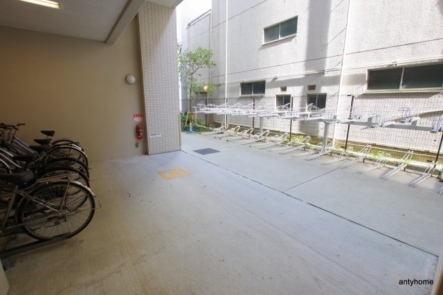 アパートメンツ江坂　仲介手数料無料の駐車場