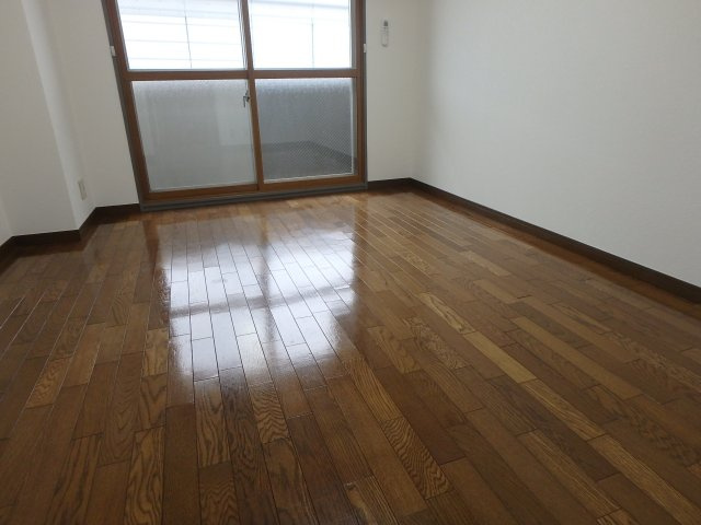 グランドオーク高井田の洋室