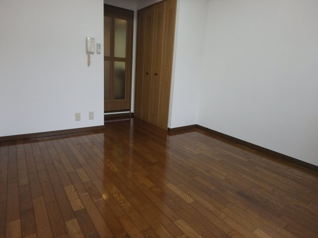 グランドオーク高井田の洋室