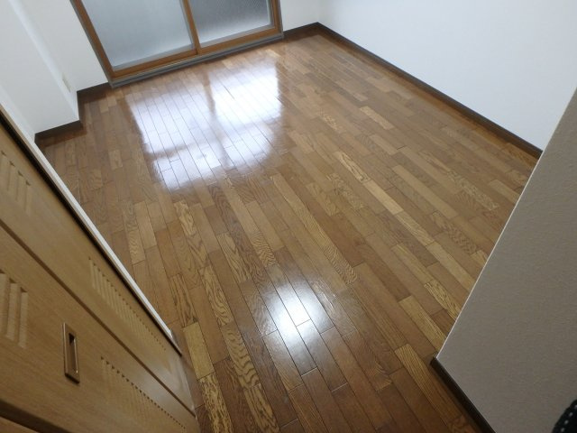 グランドオーク高井田の洋室