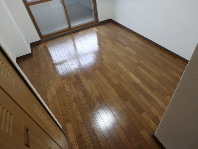 グランドオーク高井田の洋室