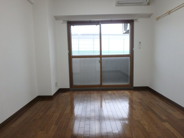 グランドオーク高井田の洋室