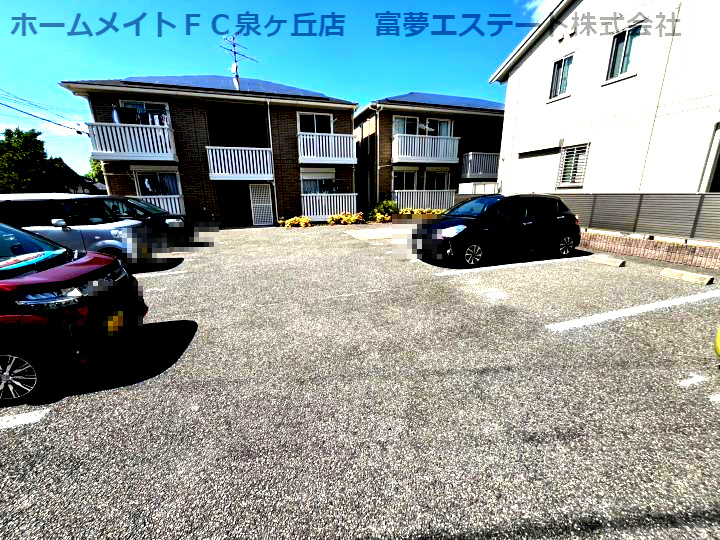 グラステイルAの駐車場