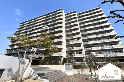 【外観】 | グランデュール鴨川Ⅱ番館 | マンションのすぐそばに《鴨川》が流れています(*´▽｀*)堤防ではお散歩やウォーキングなどが楽しめて充実した健康ライフが送れます。