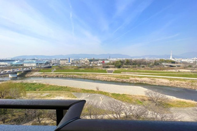 【展望】 | グランデュール鴨川Ⅱ番館 | バルコニーからの眺望は良好ですヽ(^o^)丿鴨川が望めるこちらの景色を毎日眺められるのはかなりポイントですね。