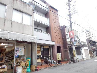 五条ソリテア（旧：大宮コーポ）の外観|お隣りには、ちょっと便利なお店があります。