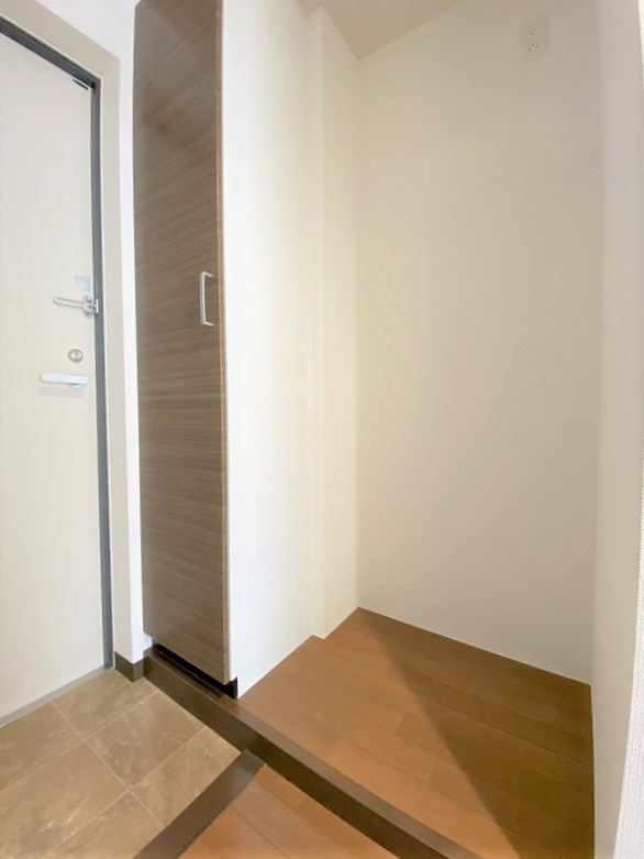 SaintJurienVillage（ｻﾝｼﾞｭﾘｱﾝ ｳﾞｨﾗｰｼﾞｭ）の玄関