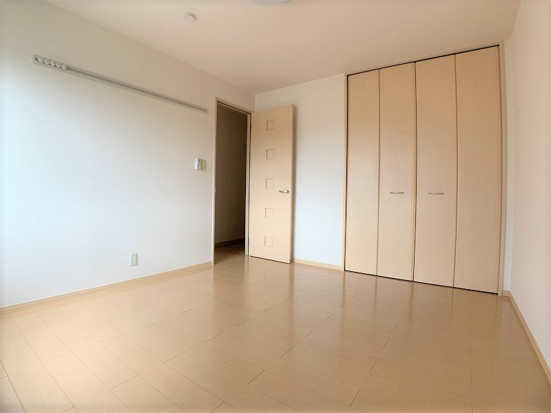 リビングタウン向中野Eの洋室