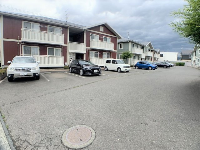 リビングタウン向中野Eの駐車場