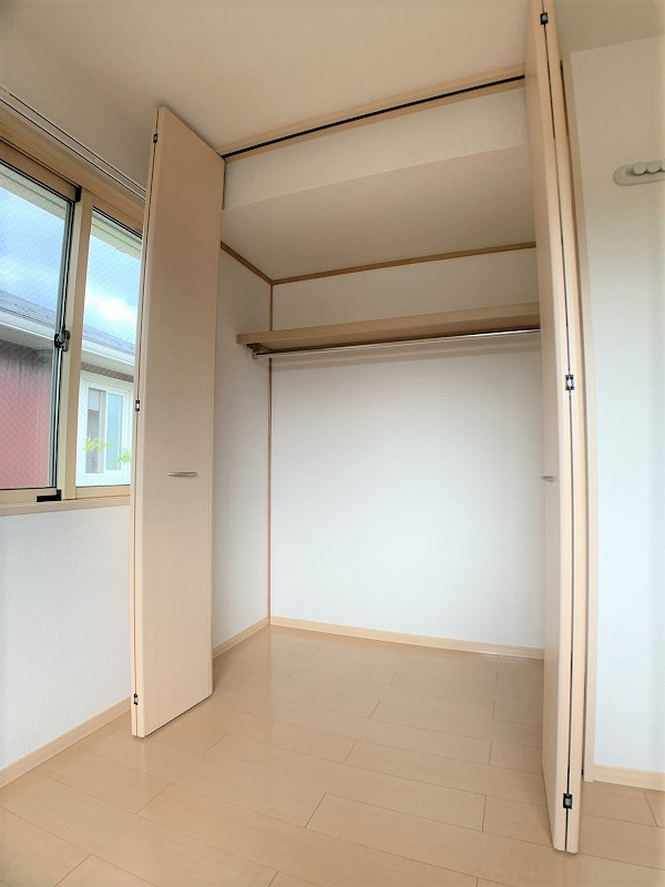 リビングタウン向中野Eの収納