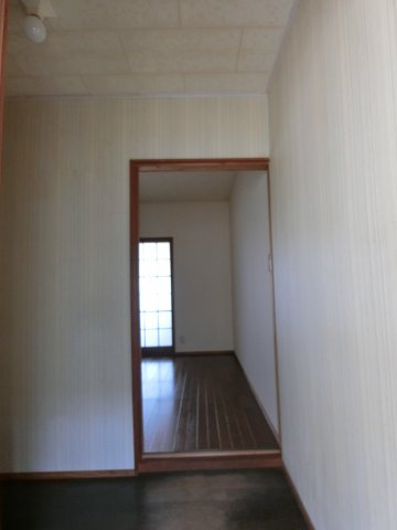 フローレンス勝田2号棟の玄関