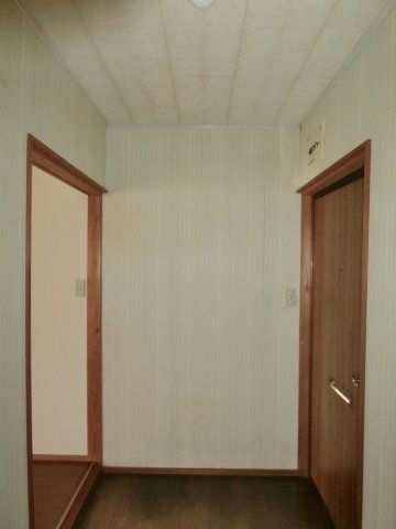 フローレンス勝田2号棟の玄関