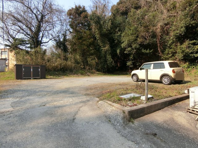 フローレンス勝田2号棟の駐車場