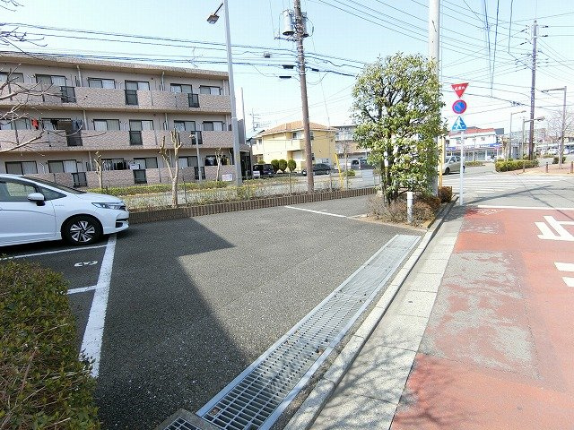 カーサ・フィオレットの駐車場