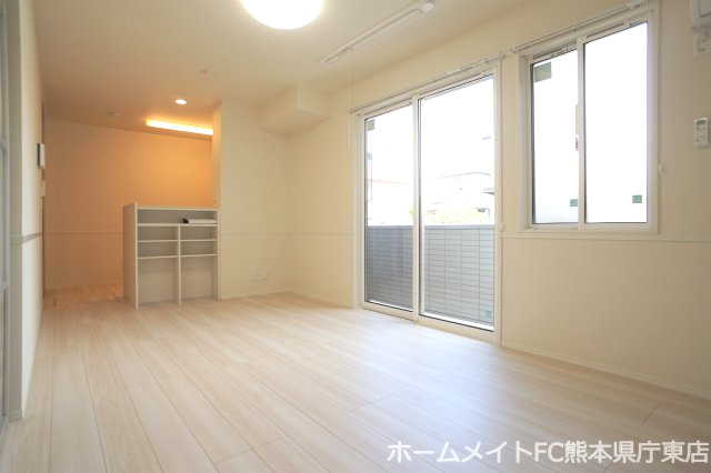 熊本市東区花立３丁目のアパートの居間・リビング