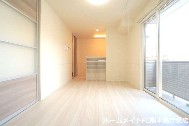 熊本市東区花立３丁目のアパートの居間・リビング
