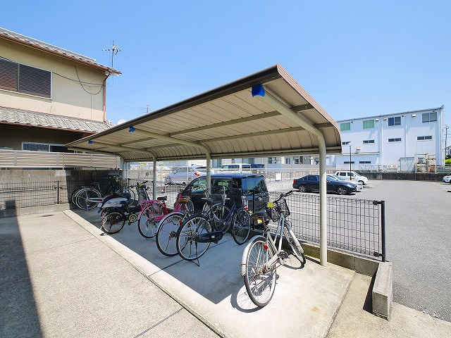 レオパレスセドナのその他共用部分|屋根付き駐輪場スペース完備です