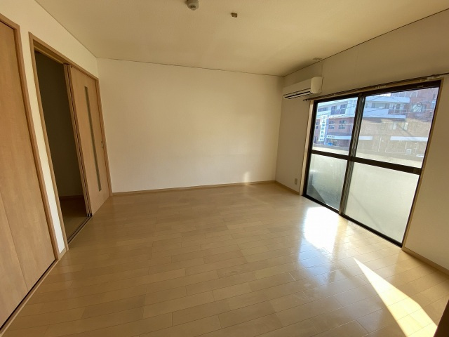 市場アパートの寝室