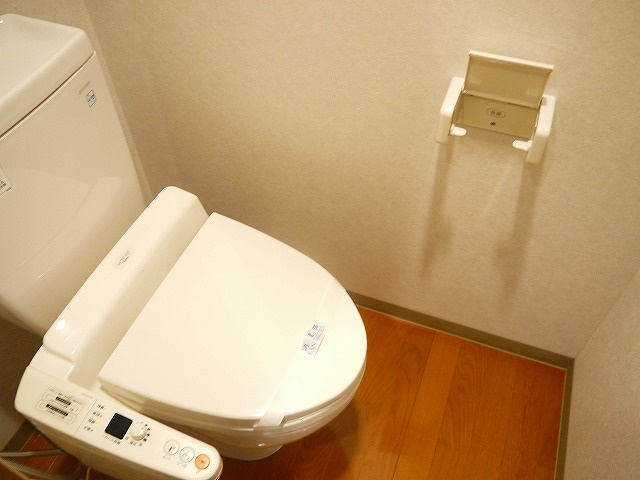 フクダ不動産新大宮マンションのトイレ|落ち着いた色調のトイレです