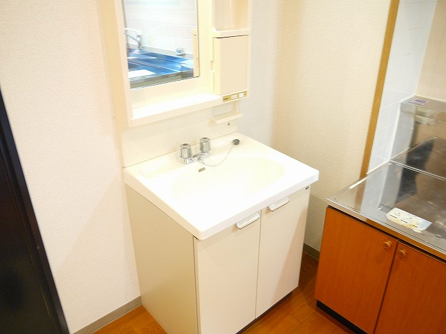 フクダ不動産新大宮マンションの洗面所|明るい洗面所です