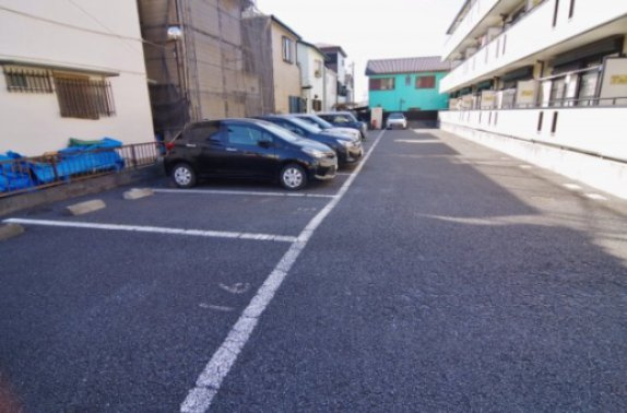 ロイヤルハーモニーの駐車場